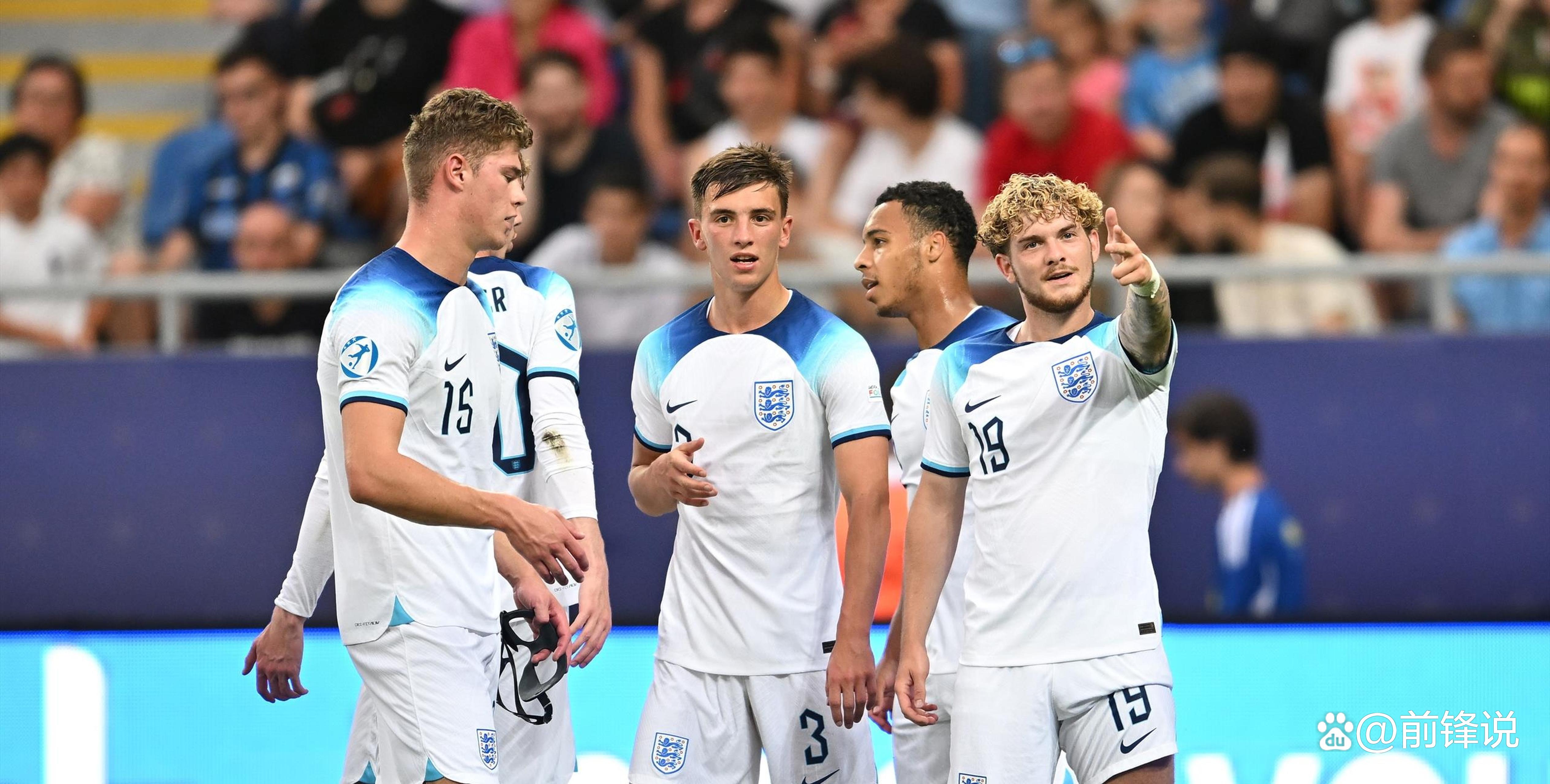 英格兰队员庆祝欧国联比赛胜利，掌声雷动